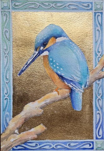 Aquarellbild eines Eisvogels in Blau und Orange mit goldenem Hintergrund und türkisfarbener Schmuckbordüre